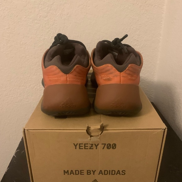 YEEZY 700 V3 COPPER FADE SIZE 11.5M - Picture 2 of 6